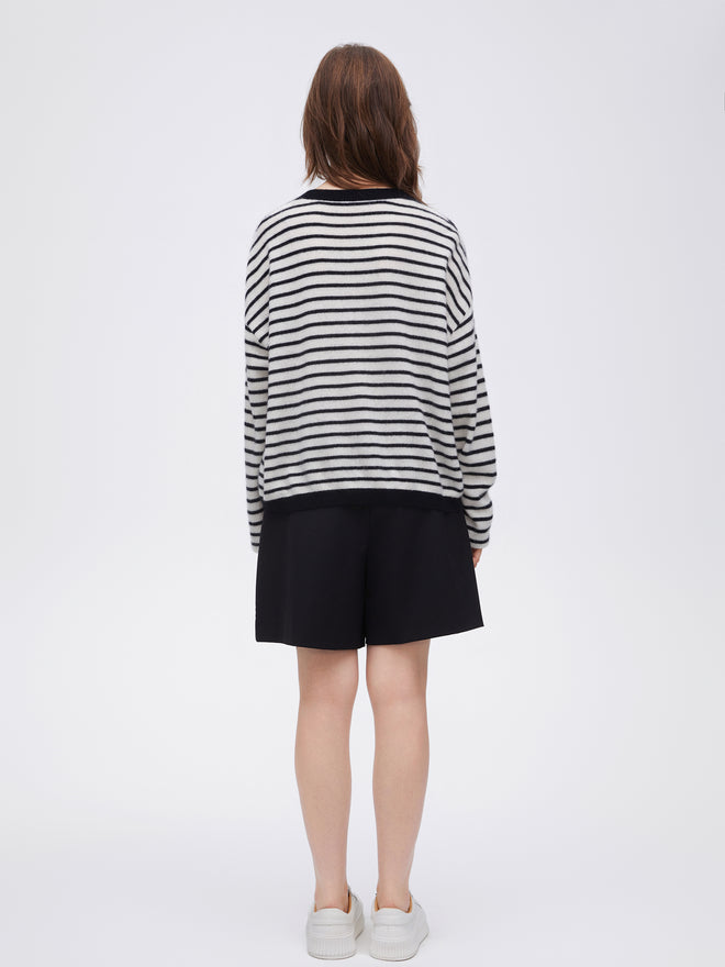 Pull classique à rayures noires et blanches