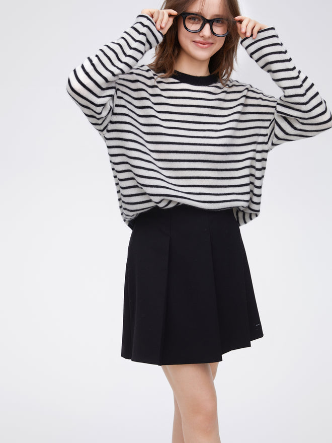Pull classique à rayures noires et blanches