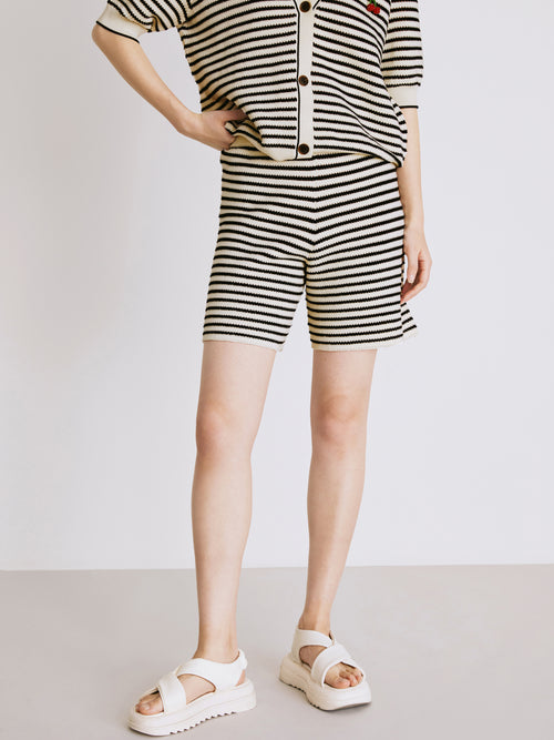Short classique en tricot à rayures