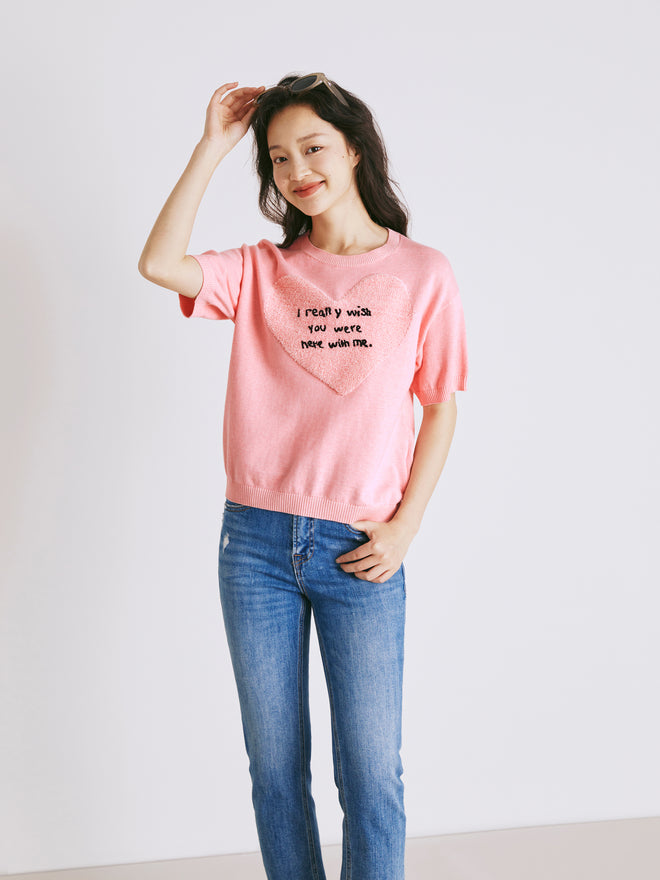 Pull en poudre gluante brodée de cœurs