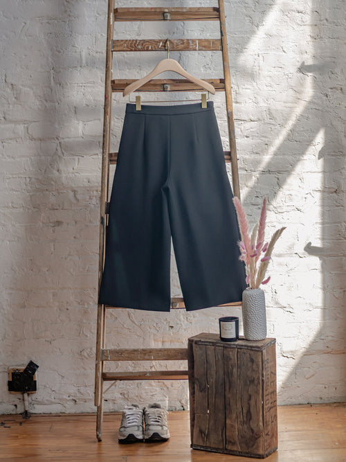 Black Wide Leg Cropped Pants - Urlazh New York