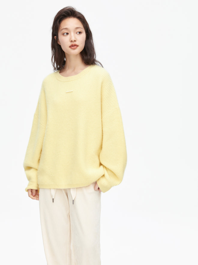 粘着性のある黄色のセーター