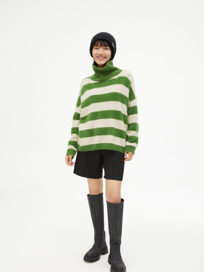 緑と白のストライプのセーター