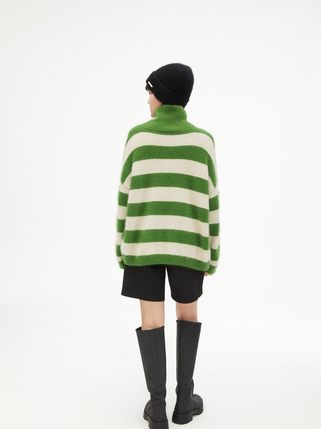 緑と白のストライプのセーター