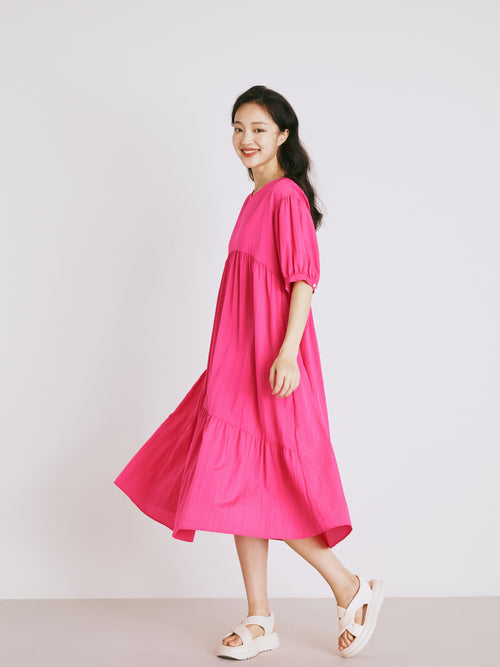 Une robe rose plissée à ourlet
