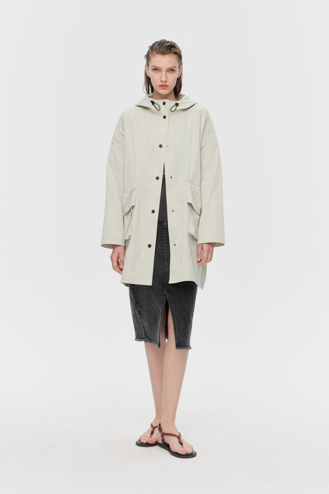 Hooded windbreaker with three-dimensional pockets