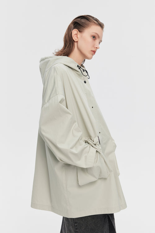 Hooded windbreaker with three-dimensional pockets