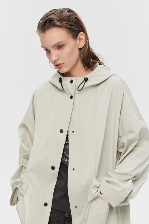 Hooded windbreaker with three-dimensional pockets