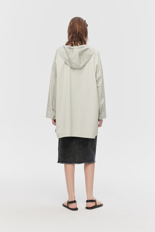 Hooded windbreaker with three-dimensional pockets