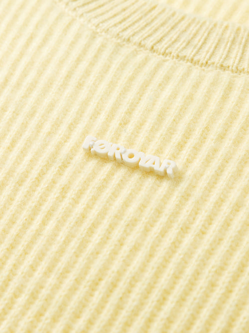 粘着性のある黄色のセーター